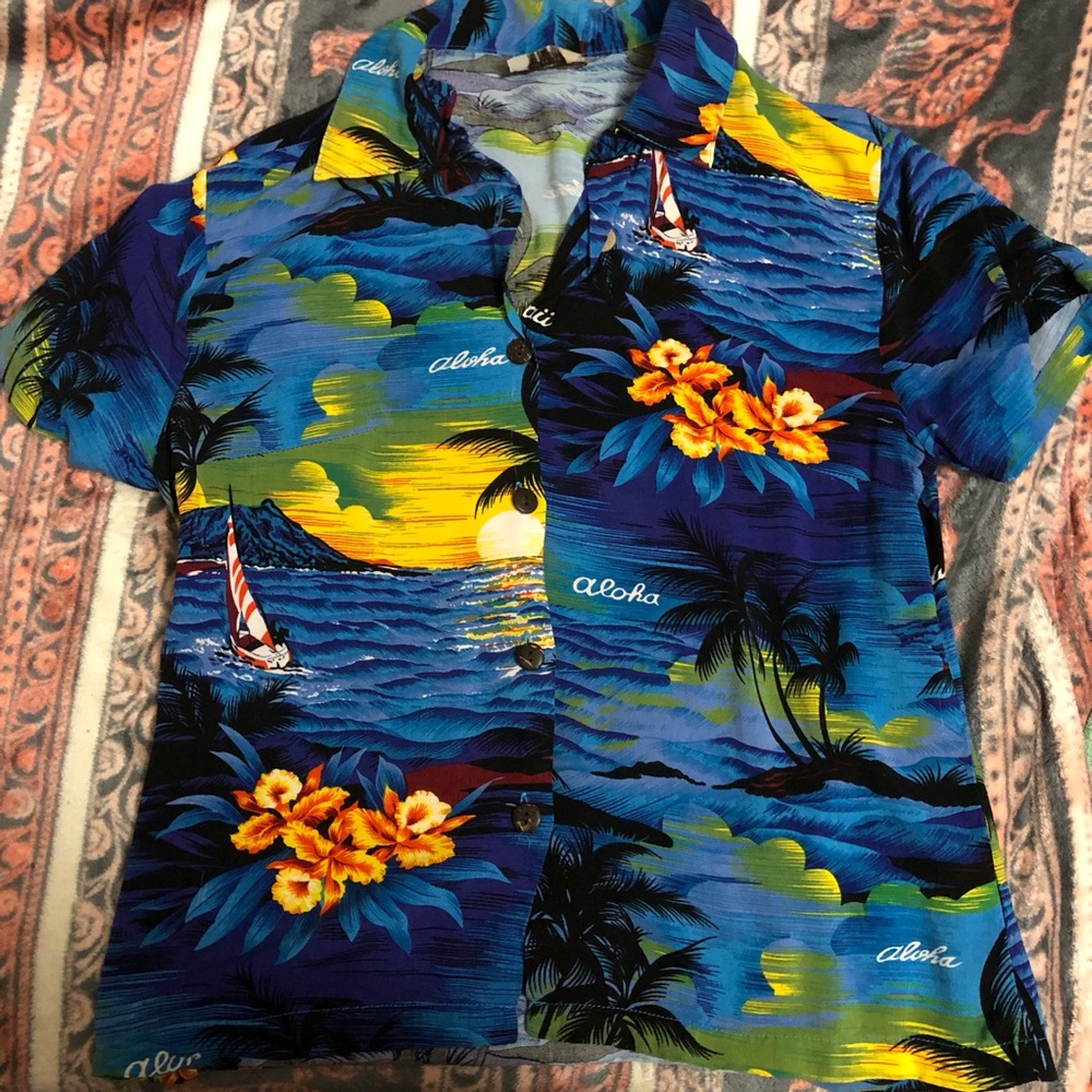 ❗️SOLD❗️Hawaiian print button down